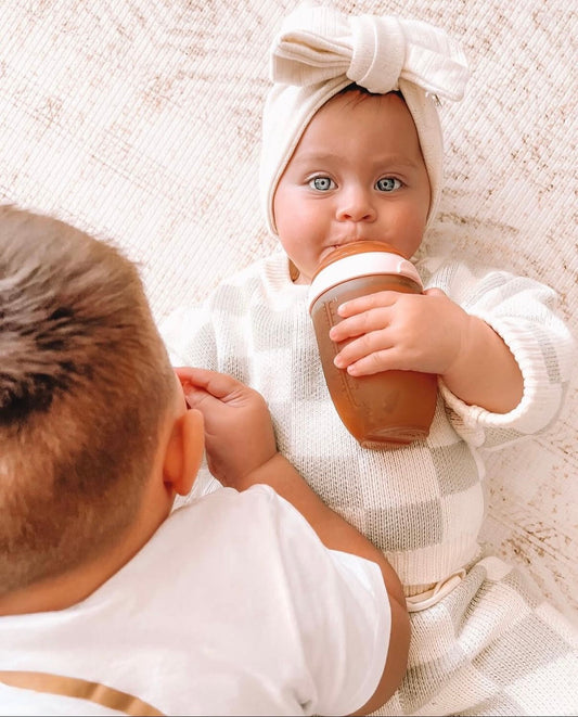 Baby trinkt aus HEORSHE® Ultra Wide Neck Babyflasche – stillnahes Trinkgefühl