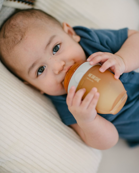 Baby trinkt aus der mit HEORSHE® Ultra Wide Neck Babyflasche – anti-Kolik“
