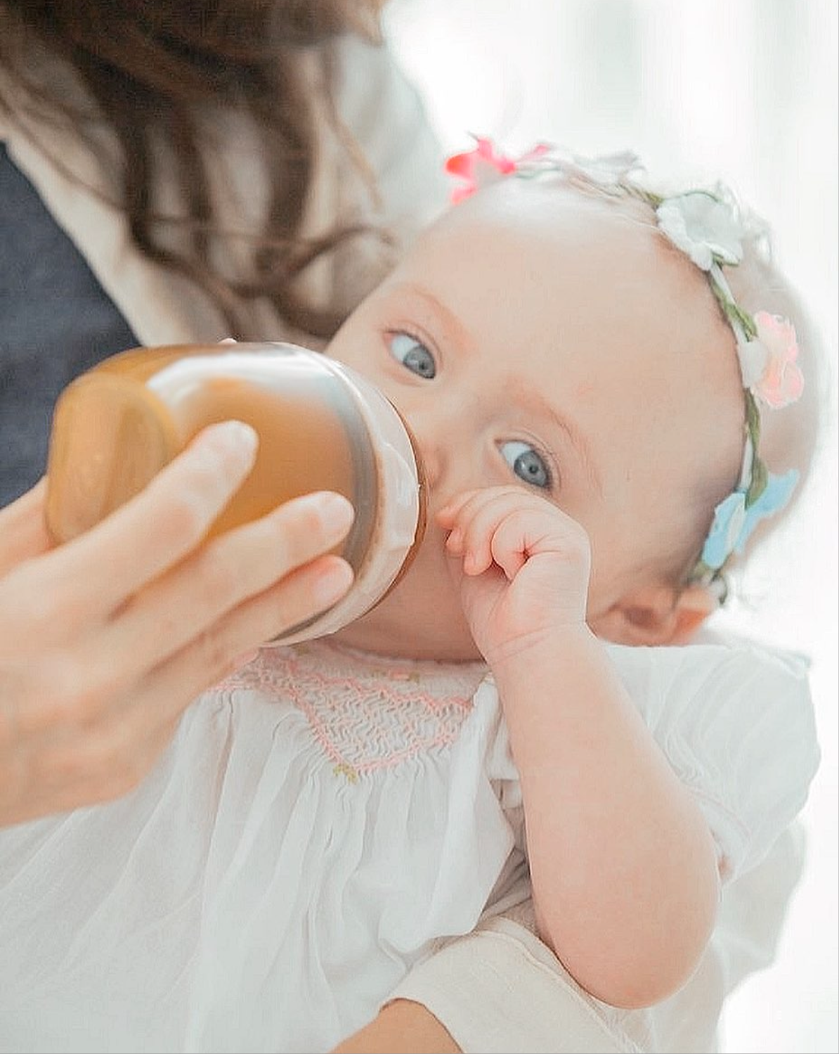 Mama füttert Baby mit HEORSHE® Ultra Wide Neck Babyflasche – anti-Kolik