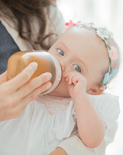 Mama füttert Baby mit HEORSHE® Ultra Wide Neck Babyflasche – anti-Kolik